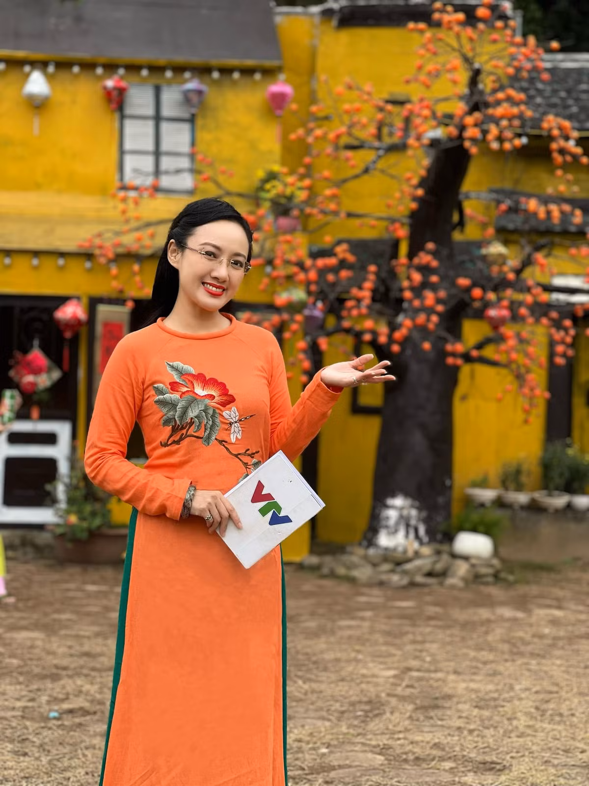 Bước sang tuổi 44, BTV Hoài Anh được khen ngày càng trẻ đẹp, có phong cách thời trang ấn tượng.