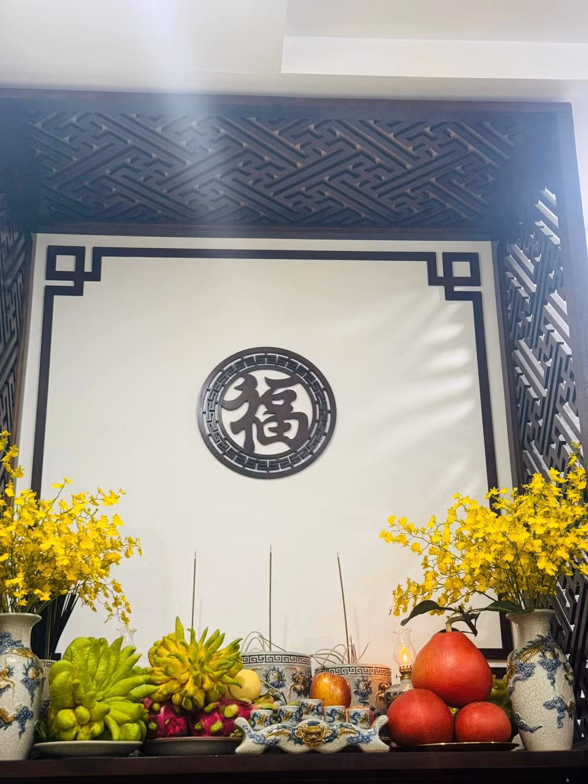 Không gian thờ cúng trang nghiêm.