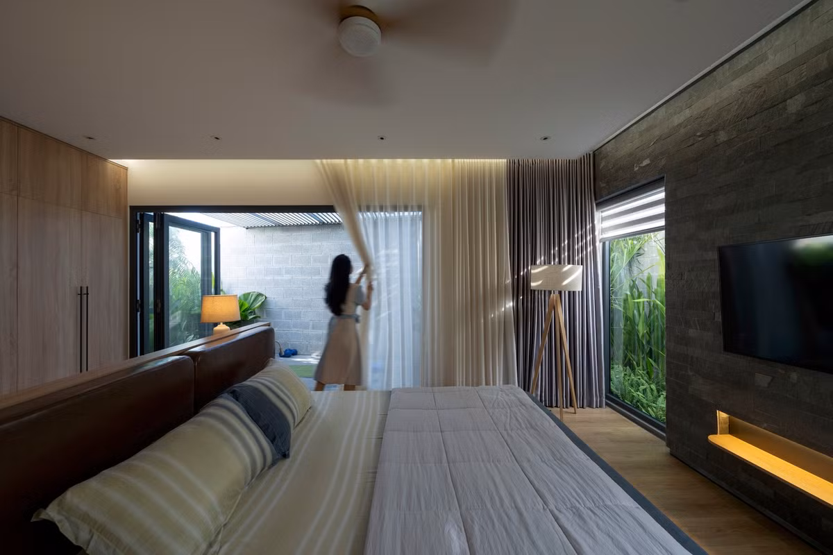 Phòng ngủ thoáng đãng, nhìn thẳng ra khu vườn xanh mướt. Nguồn ảnh: Quang Đam