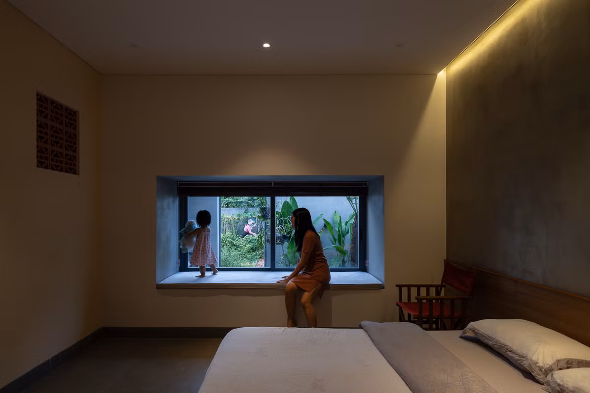 Phòng ngủ của cha mẹ có ô cửa sổ nối thẳng ra sân vườn xanh mát. Ảnh: Quang Trần