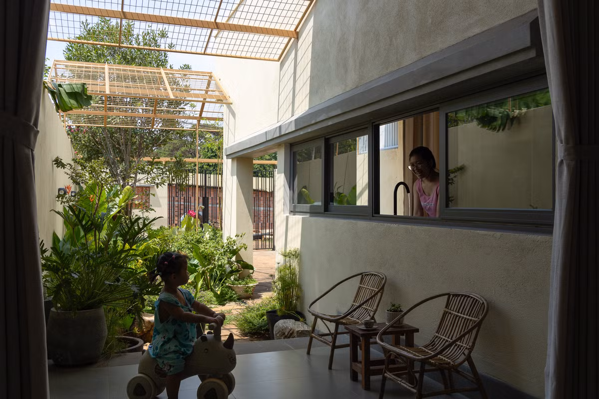Với diện tích sử dụng gần 200m2, căn nhà thiết kế kết hợp hài hòa giữa cảnh quan sân vườn và không gian sinh hoạt của từng thành viên trong gia đình. Ảnh: Quang Trần