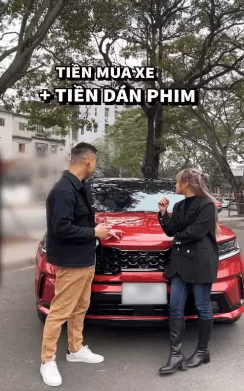 Trước đó, vào năm 2023, gia đình Quyền Leo tậu xe mới giá lăn bánh 1,5 tỷ đồng và tặng cho bố mẹ 1 chiếc ô tô mới.