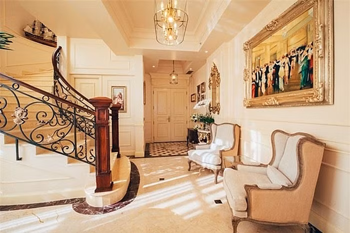 Căn penthouse tại Vũng Tàu thiết kế theo phong cách hoàng gia cũng là một phần trong số tài sản của gia đình nàng hậu.