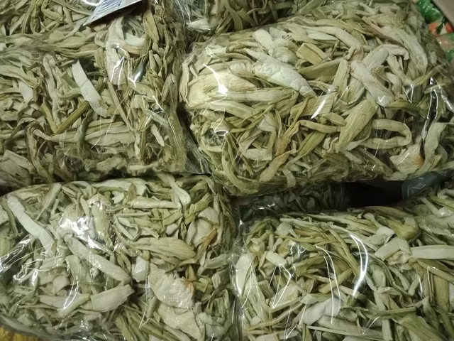 Trên thị trường, ngoài dọc mùng tươi, dọc mùng khô cũng được rao bán nhiều với giá từ 280.000 - 350.000 đồng/kg. Dọc mùng sấy khô đắt nhưng rất tiện, mỗi lần nấu chỉ cần bỏ ra rửa sạch và chế biến như thường. Ảnh: Vietnamnet