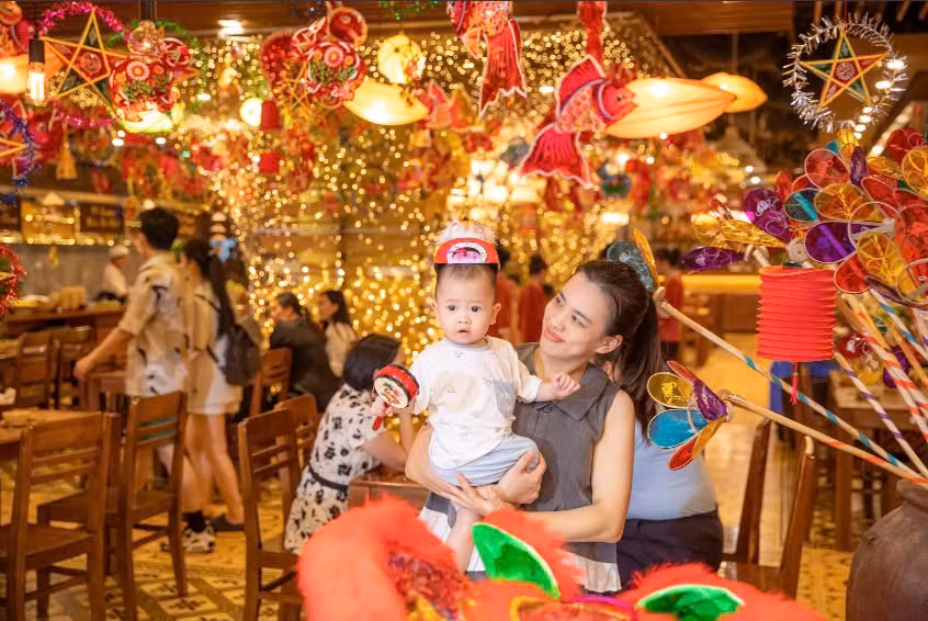 Không khí trung thu đã tràn ngập trên nhiều con phố của Hà Nội. Những câu chuyện về chị Hằng, chú Cuội cùng những chiếc đèn ông sao, đèn cá chép, đèn kéo quân... được làm bằng tre, trúc đã khiến nhiều người xúc động nhớ về Tết Trung thu truyền thống.