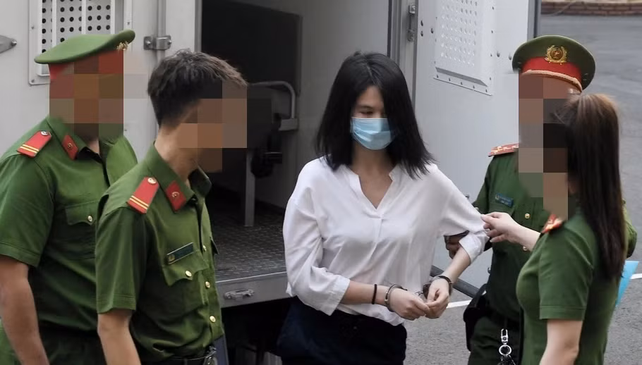 Sáng 2/2, sau hơn 3 tháng tạm giam, Trần Thị Ngọc Trinh ((người mẫu, diễn viên Ngọc Trinh, 35 tuổi) hầu tòa tội gây rối trật tự công cộng. Ảnh: Znews