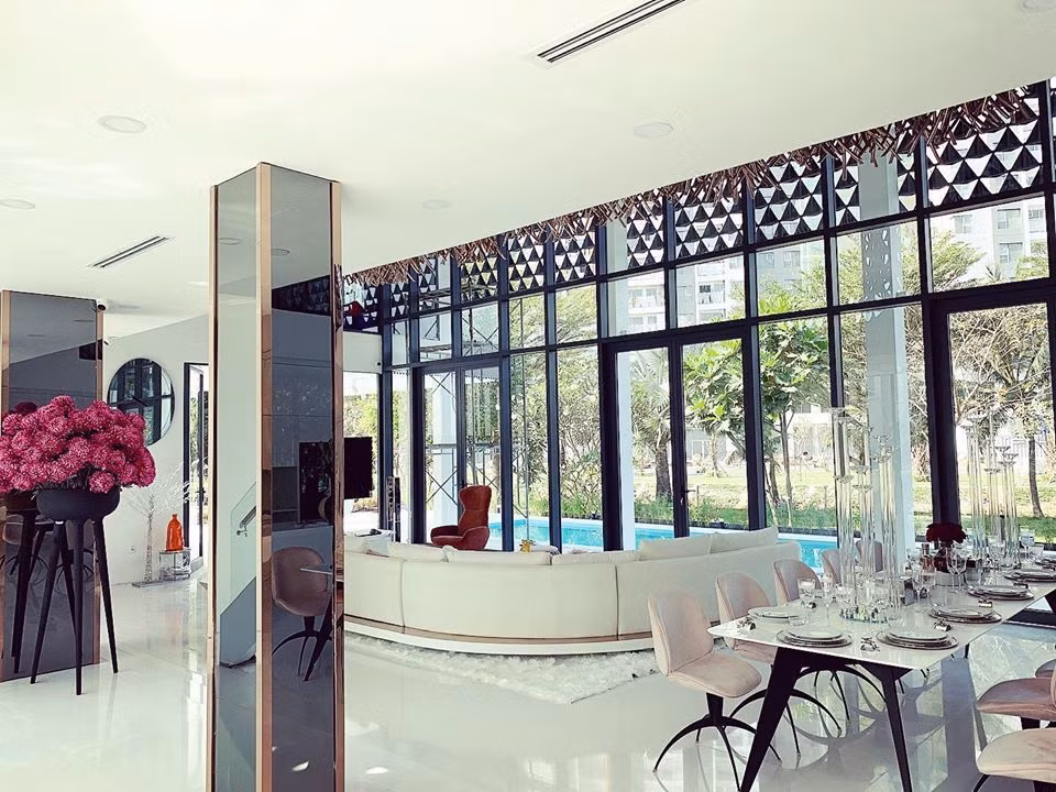 Nội thất trong nhà theo tông trắng - hồng chủ đạo. Ảnh: FBNV