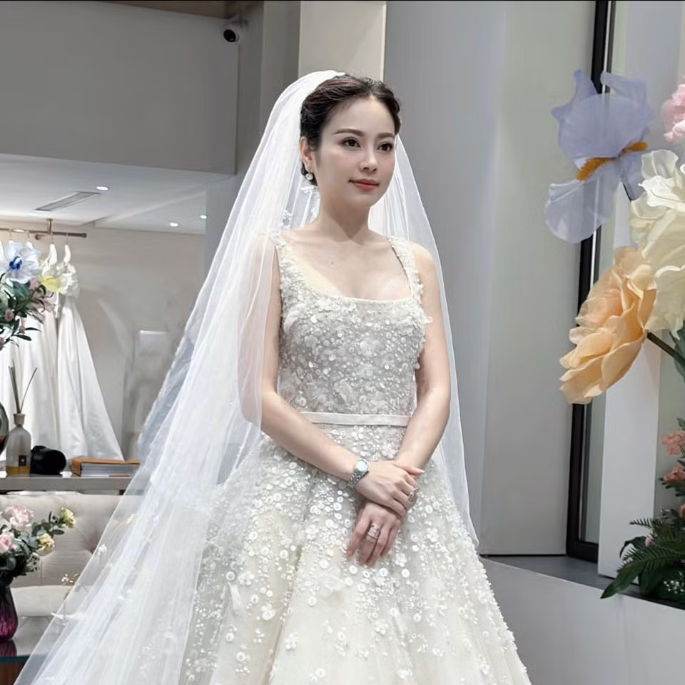 Mới đây, hot mom Hằng Túi khoe loạt ảnh thử váy cưới trẻ trung, lộng lẫy khiến dân tình đồn đoán cô chuẩn bị lên xe hoa lần 3. Dù chưa xác nhận việc tổ chức đám cưới song Hằng Túi nhiều cư dân mạng để lại bình luận chúc mừng khi tìm được hạnh phúc mới.
