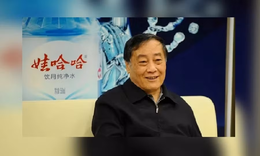 Vị tỷ phú Trung Quốc mặc quần áo bình thường, ăn đậu phụ và rau ngâm vào bữa trưa với nhân viên trong căng tin và chỉ chi tiêu khoảng 20 đô la một ngày. Ảnh: DW