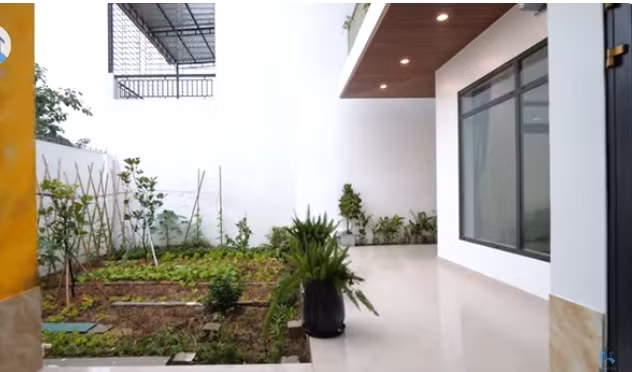 Phía sau nhà còn có không gian sân vườn, trồng rau sạch.