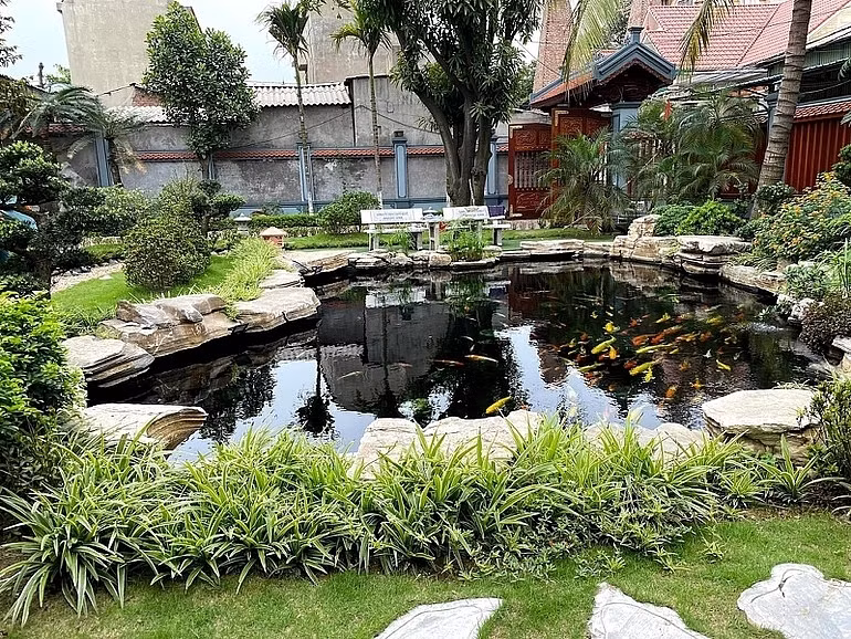 Phía bên ngoài là khoảng sân rộng, gồm một chòi lục giác đặt ngay cạnh hồ cá Koi. Ảnh: Dân trí