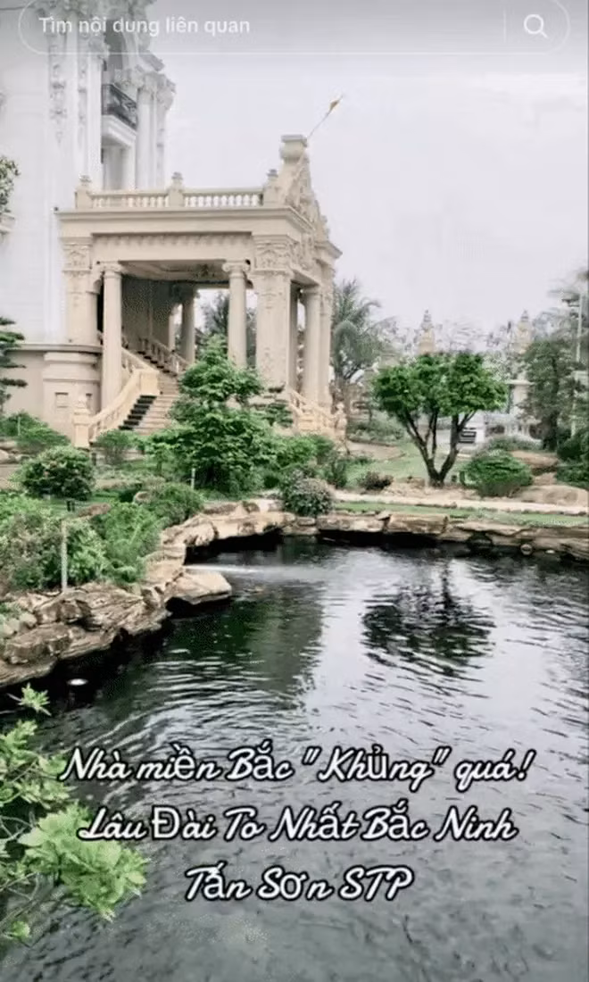 Phía sau cánh cổng là sân vườn rộng mênh mông, hồ cá Koi giữa sân. Ảnh: Tansonstp