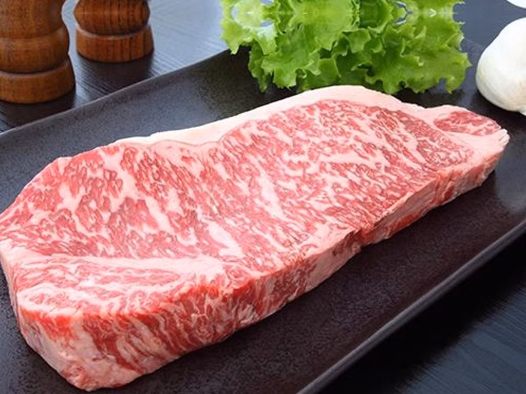 Cụ thể, thịt bò Wagyu đạt chất lượng A5, phần thăn lưng và thăn ngoại dùng làm steak có giá ưu đãi chỉ còn 1,4 triệu đồng/300 gram, riêng thăn vai vẫn có giá 7,5 triệu đồng/500 gram. Ảnh: Hải sản xanh