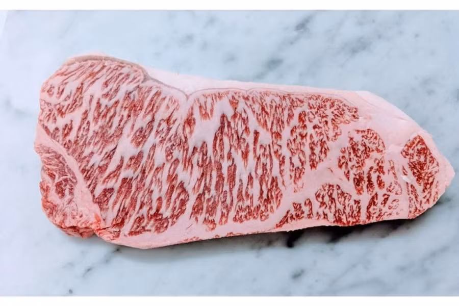 Cụ thể, giá bán buôn thịt bò Wagyu A5 - xếp hạng cao nhất của loại thịt bò này - giảm xuống chỉ còn 16,13 USD/kg (giảm 7% so với cùng kỳ năm trước). Đây ũng là mức thấp nhất trong 4 năm trở lại đây. Ảnh: Tom Hixson of Smithf