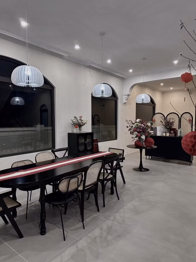 Nhà được decor theo phong cách tối giản với gam màu đen - trắng chủ đạo.