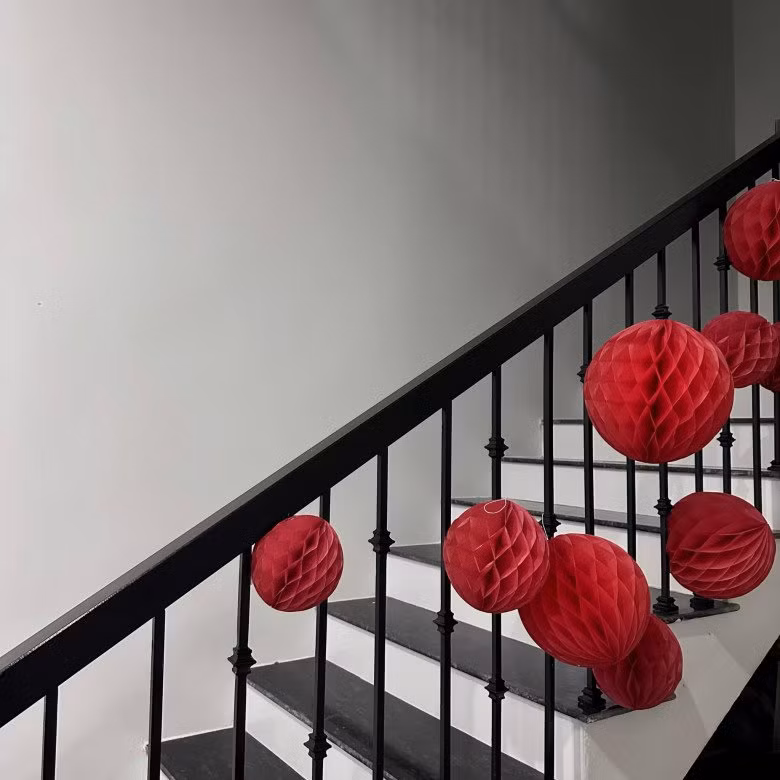 Góc cầu thang được decor xinh xắn.