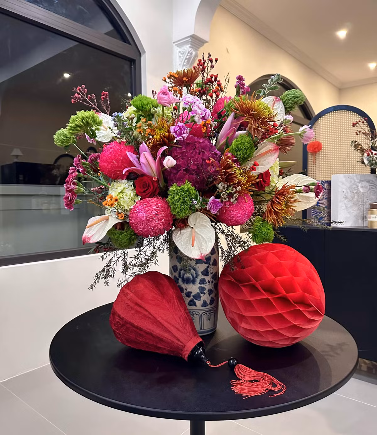 Hoa tươi Quỳnh Lương "bon chen" mua ngoài chợ rồi về tự cắm.