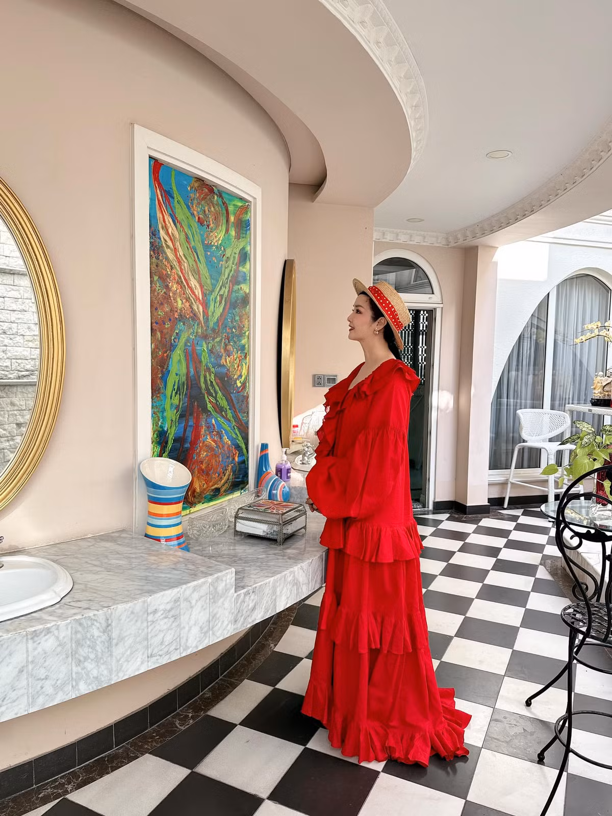  Biệt thự của Hoa hậu Giáng My trang hoàng theo phong cách Châu Âu, gồm 4 tầng, rộng đến mức đi mỏi chân không hết.