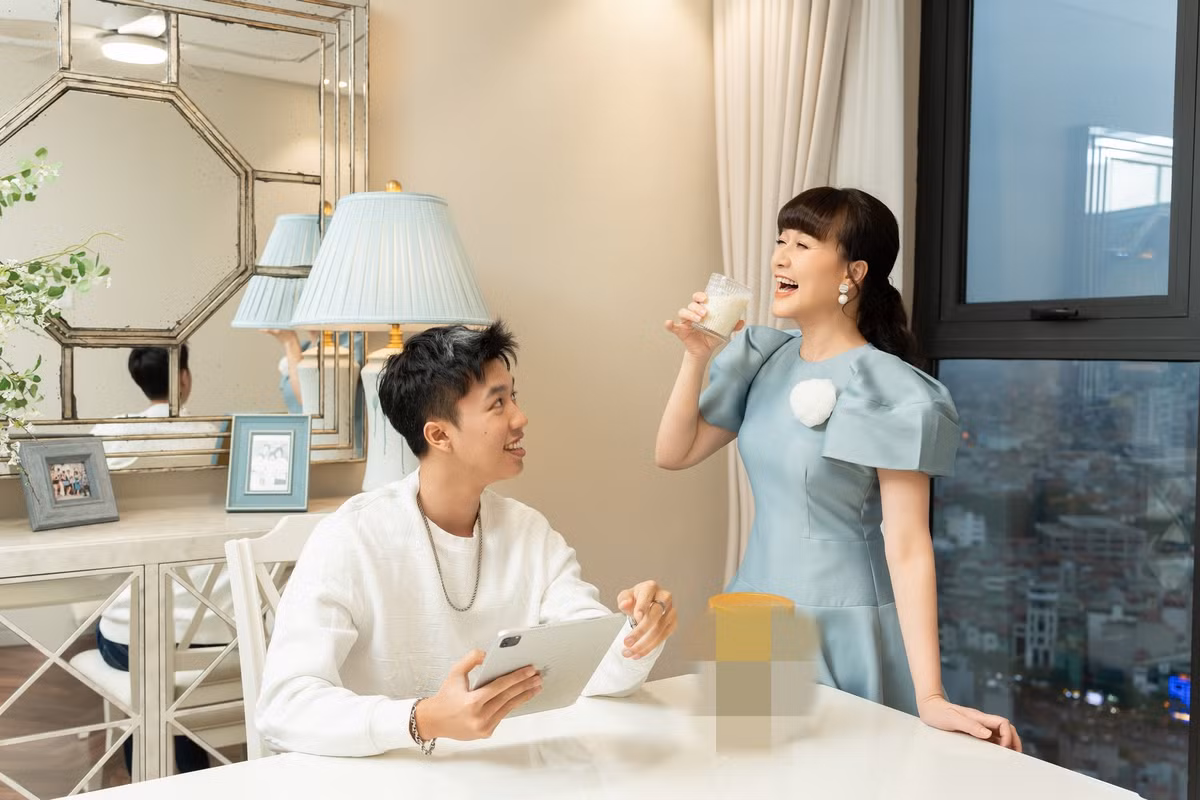 Trong nhà có cửa kính lớn mang đến tầm nhìn tuyệt đẹp.