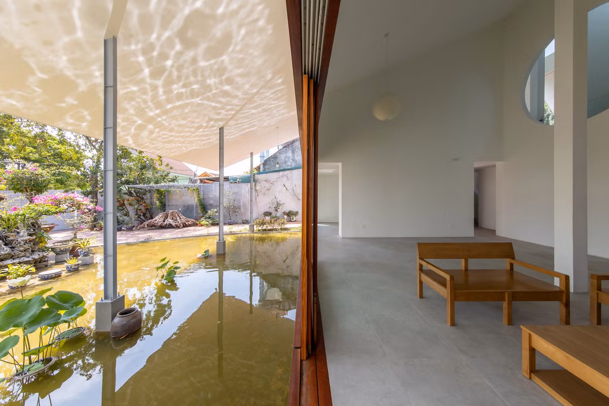 Bờ sông rộng lớn về phía Nam không chỉ mang lại hiệu ứng thị giác ấn tượng mà còn ổn định vi khí hậu trong nhà, ấm áp vào mùa đông và mát mẻ vào mùa hè.