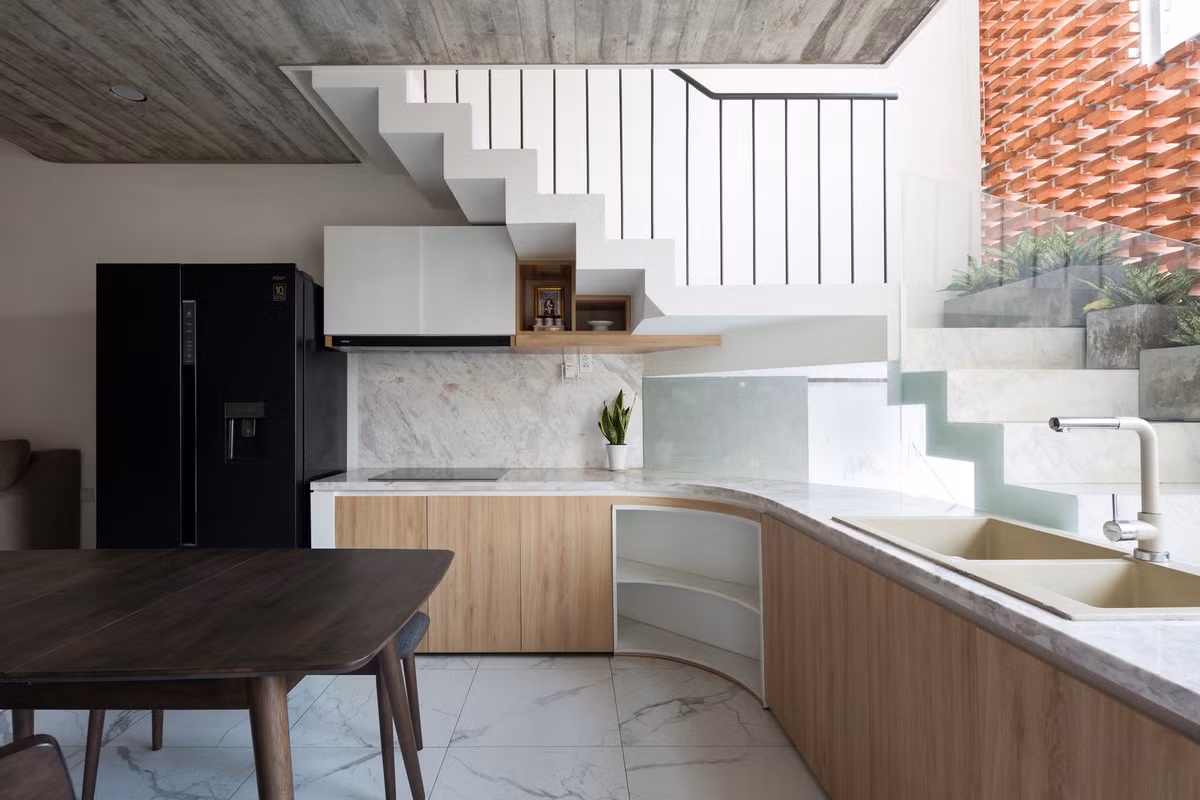 Cứ vài bậc cầu thang là có thể dẫn đến một căn phòng khác, khá tiện ích đối với những gia đình có người già và trẻ nhỏ.