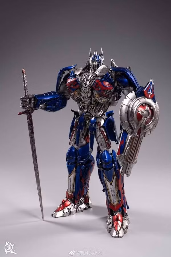 Một số món đồ chơi hoài cổ phiên bản giới hạn như mô hình Transformers đời đầu, mô hình Saint Seiya hiện nay có giá rất cao. Các thế hệ 7X, 8X, 9X có điều kiện sẵn sàng bỏ tiền để mua một tấm vé trở về tuổi thơ. Ảnh: Toyz
