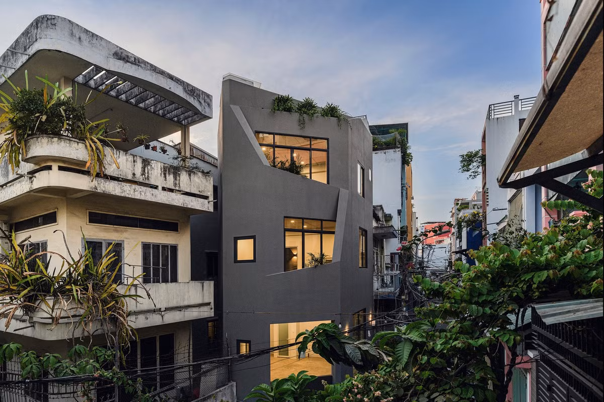 Kể từ khi xuất hiện lần đầu tiên vào cuối thế kỷ 18, nhà phố dần trở thành loại hình kiến trúc thống trị, phù hợp với mạng lưới đường phố, ngõ hẻm bất thường ở các đô thị lớn như Hà Nội và TP HCM.