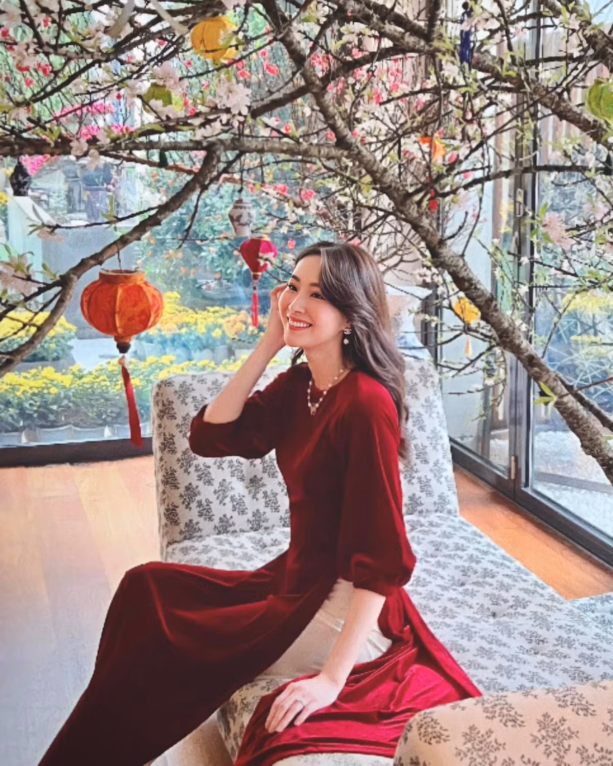 Có năm, Đặng Thu Thảo chọn cành đào phai thẳng đứng để chơi Tết, năm lại chuộng dáng đào huyền duyên dáng và mềm mại. Ảnh: FBNV