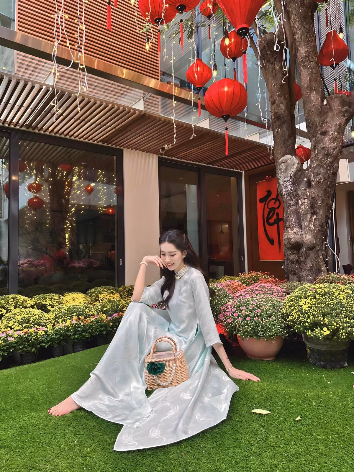 Đón Tết, nàng hậu trang trí phía ngoài của căn nhà bằng nhiều đèn lồng đỏ. Trên tán cây còn những chiếc đèn led dài cho không gian thêm phần lung linh. Ảnh: FBNV