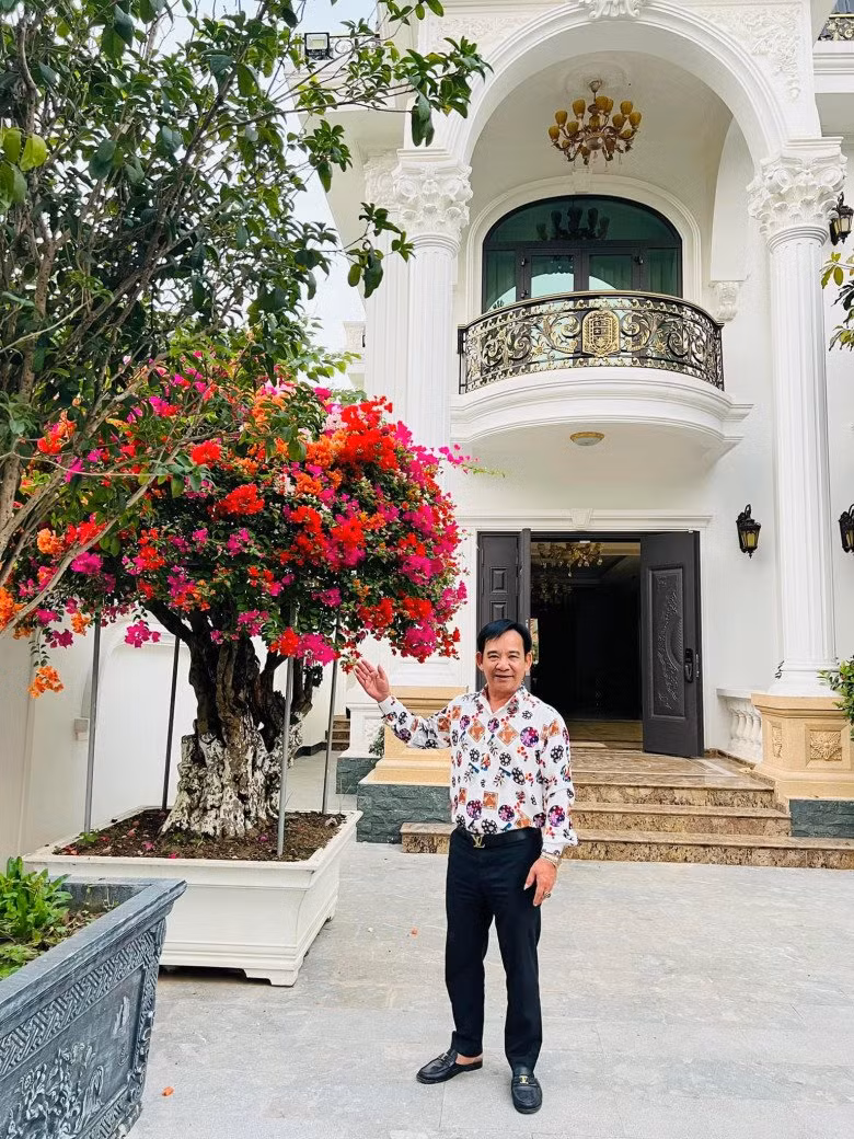 Căn biệt thự của Quang Tèo tạc trên mảnh đất rộng hơn 1.000 m2, gồm 2 tầng bề thế. Ảnh: FBNV