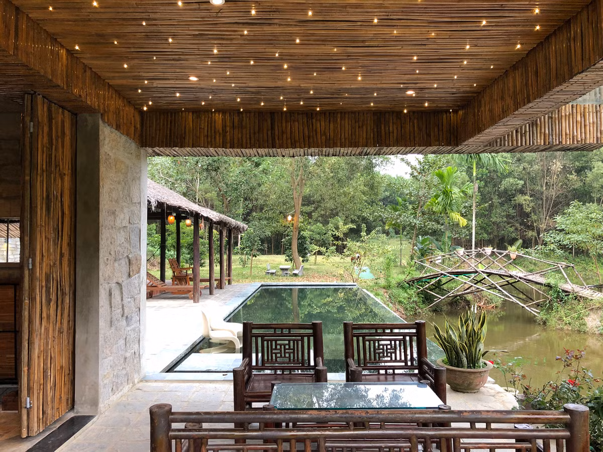 Ngôi nhà cũng không có điều hòa, đón gió tự nhiên qua các không gian rộng mở với các ô cửa được bố trí hợp lý.