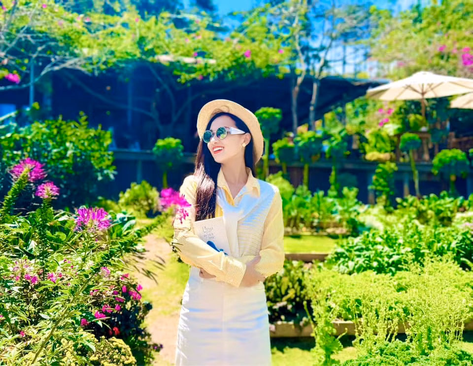  Lã Thanh Huyền là nữ diễn viên quen thuộc trong "vũ trụ điện ảnh VTV". Không chỉ xinh đẹp tài năng, Lã Thanh Huyền còn là doanh nhân thành đạt. Cô được mệnh danh là một trong số những nữ diễn viên "đại gia" bởi khối tài sản đang sở hữu.