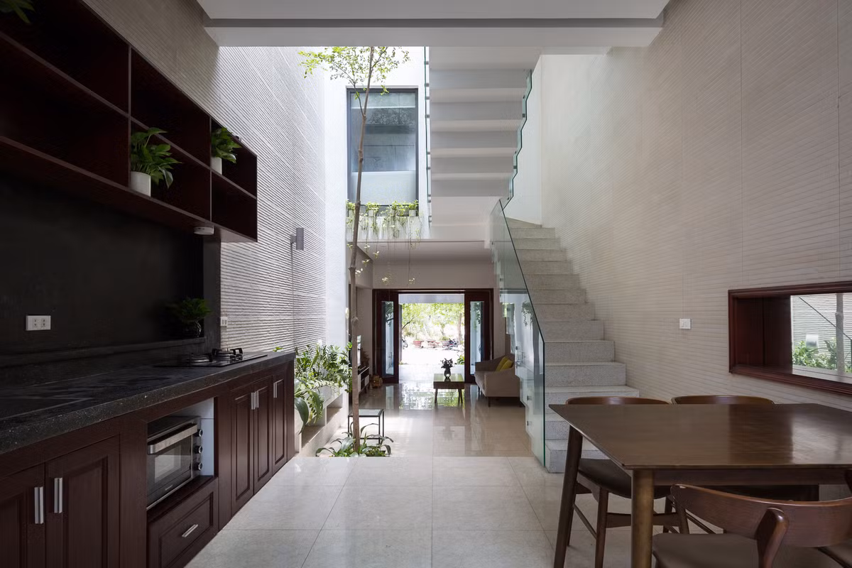 Phòng bếp thoáng đãng, ngập ánh sáng tự nhiên. Nguồn ảnh: Hoàng Lê
