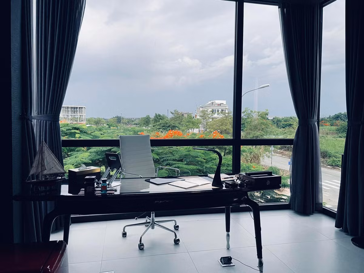 Phòng làm việc được bố trí nội thất khá đơn giản, view hướng về đường phố. Ảnh: FB Nguyễn Quốc Trường