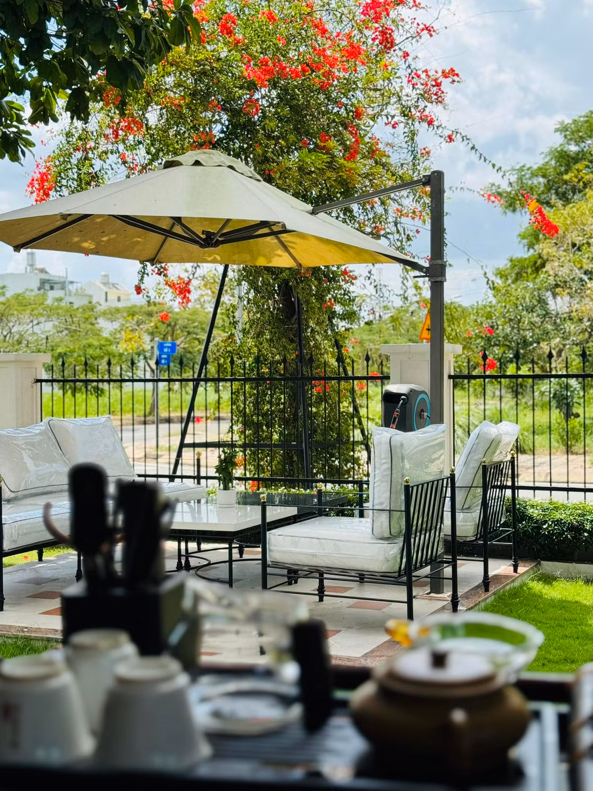 Khoảng sân thường được Quốc Trường tận dụng để tổ chức tiệc ngoài trời hoặc trà chiều. Ảnh: FB Nguyễn Quốc Trường