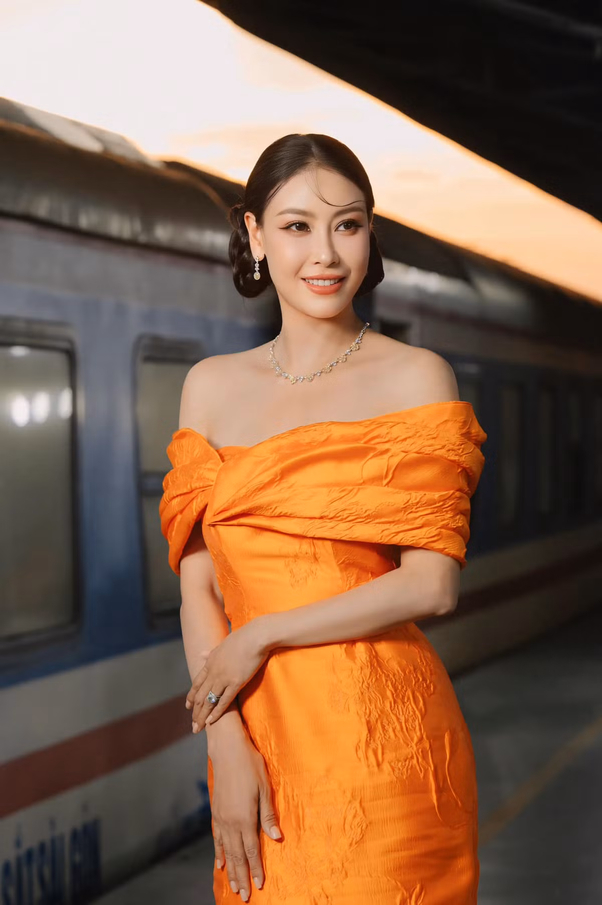  Hoa hậu Hà Kiều Anh được xem là một trong những người đẹp giàu nhất showbiz với khối tài sản kếch xù. Xuất hiện trong chương trình "Nhà có khách" mới đây, Hà Kiều Anh cho biết công việc giúp cô kiếm được nhiều tiền nhất là kinh doanh bất động sản. Ảnh: FB Ha Kieu Anh