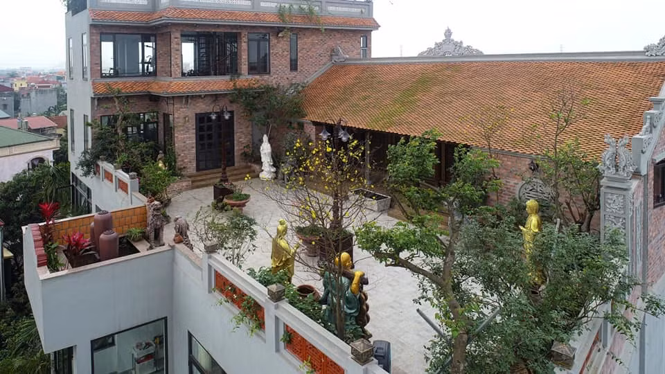 Tầng 2 là phòng trưng bày các sản phẩm điêu khắc của công ty sản xuất. Tầng 3 là phòng sinh hoạt của gia đình. Tầng 4 là không gian nhà thờ cổ và nơi ông bà ở. Ảnh: Người đưa tin