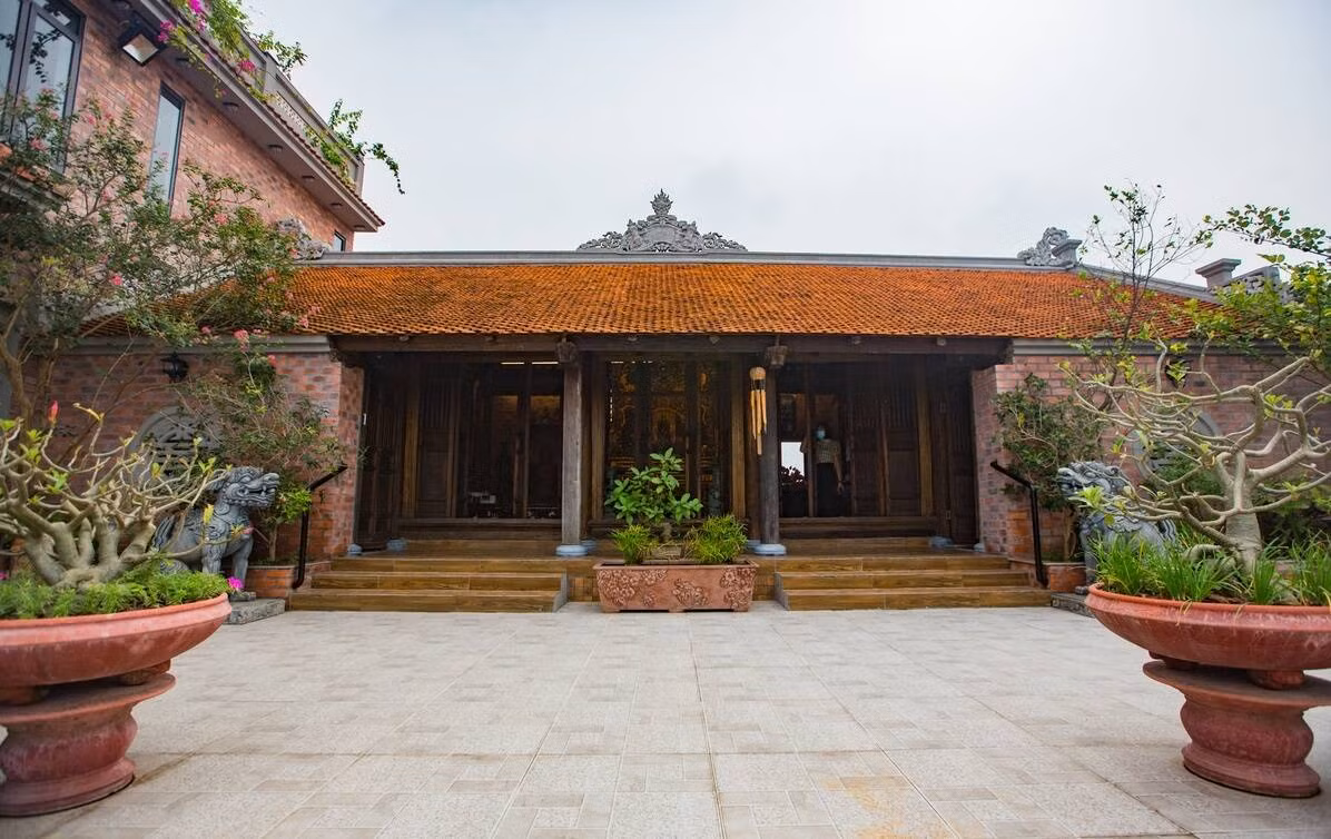 Bên cạnh đó, gia đình còn bổ sung một vài chi tiết trong thiết kế như sàn gỗ, nhà vệ sinh khép kín, cửa sổ bằng kính... để phù hợp với lối sống hiện đại. Ảnh: Vietnamnet