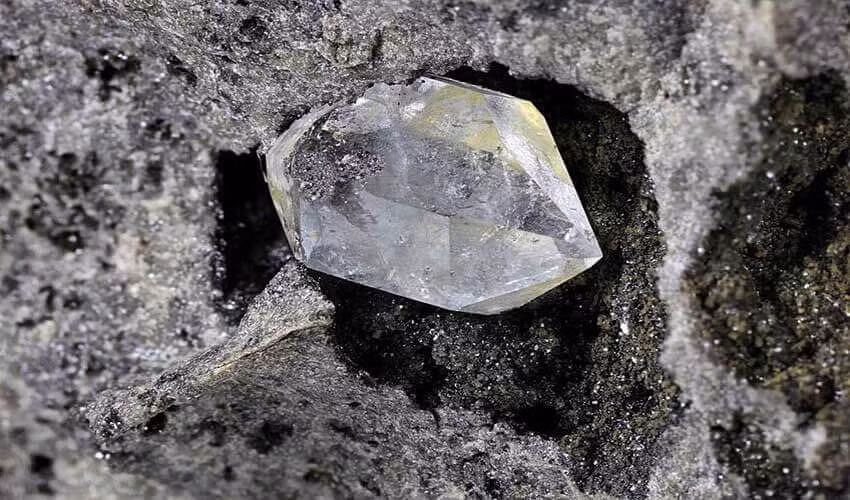 Không chỉ có kim cương, các mỏ này thường mang lại nhiều đá quý và khoáng chất có giá trị khác, chẳng hạn như crom, ngọc hồng lựu và Peridot, được sử dụng trong các ngành công nghiệp khác nhau và đồ trang sức cao cấp khác. Ảnh: Chrysella