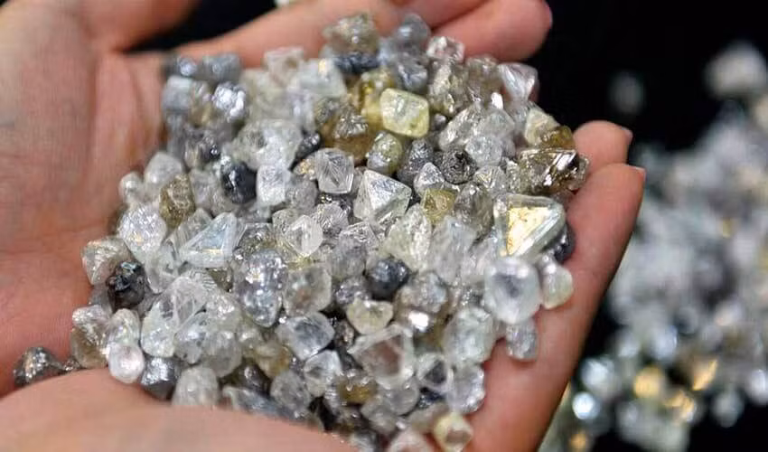 Theo thời gian, những ống kimberlite này bị xói mòn do thời tiết, làm lộ ra những khu vực đá chứa kim cương mà sau đó có thể được khai thác để lấy những viên đá quý có giá trị. Ảnh: Getty
