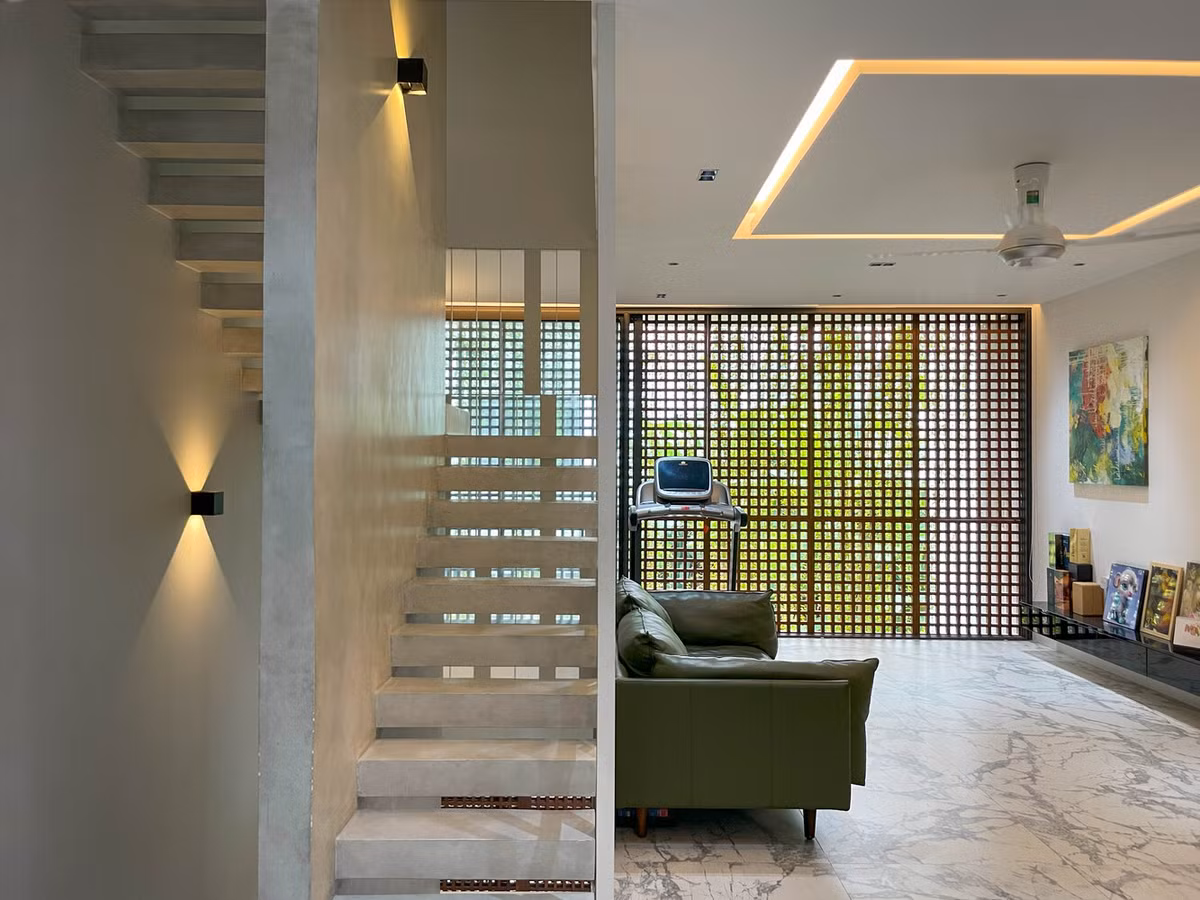 Mỗi không gian sống đều được bố trí sao cho tận dụng tối đa ánh sáng và khí trời. Nội thất cũng được tinh giản, xếp đặt một cách khéo léo để vừa tối ưu công năng, vừa kết nối với môi trường xanh bên ngoài.