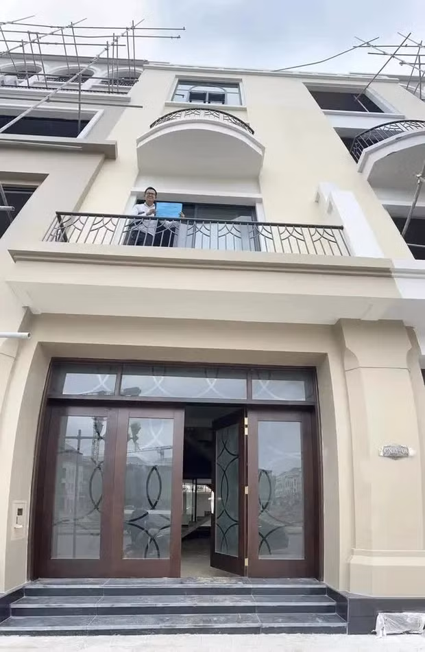 Nhìn từ phía ngoài vào, cơ ngơi mới của vợ chồng Đức Bảo đủ khiến nhiều người phải trầm trồ khen ngợi. Nguồn ảnh: FBNV