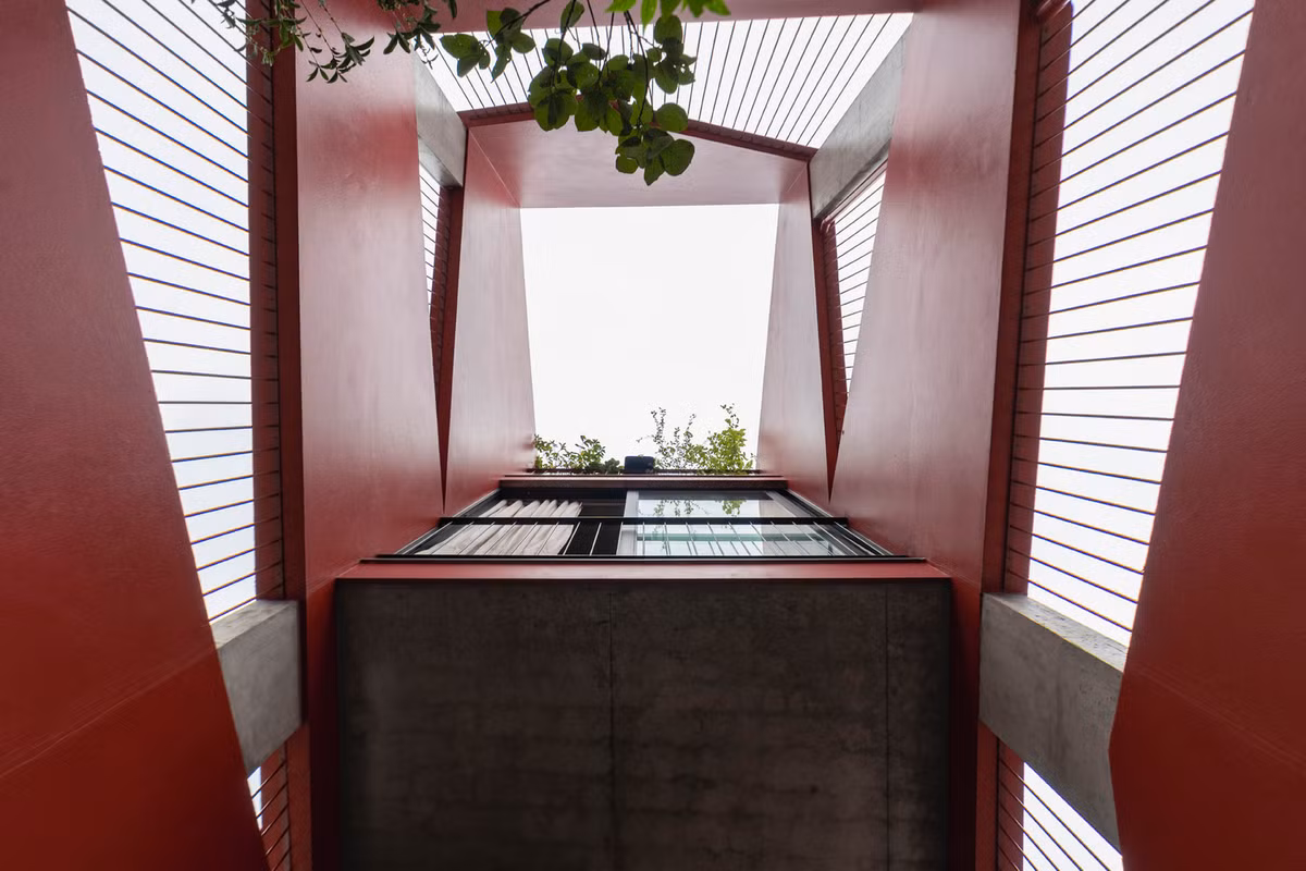 Maison KN xuất hiện từ nhu cầu điều chỉnh lại không gian sống giúp giảm bớt những hạn chế của khu phố cũ của gia đình.