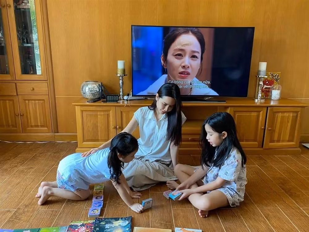 Nội thất gỗ được sử dụng nhiều, đặc biệt là phòng khách. Ảnh: Vietnamnet