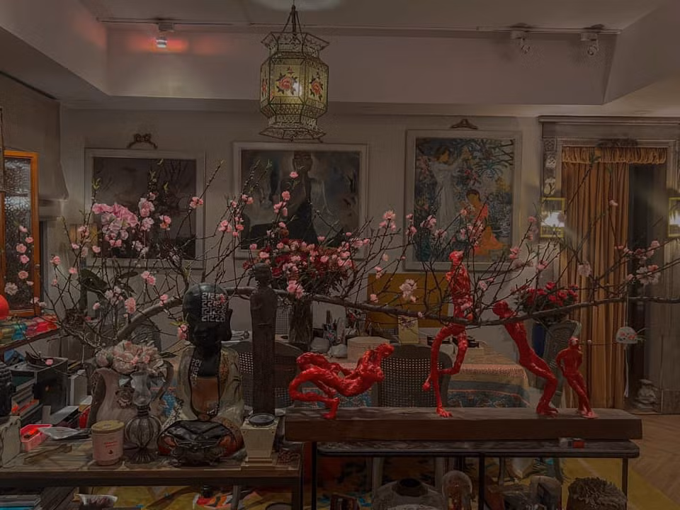 Đào huyền phai đẹp kiêu sa.
