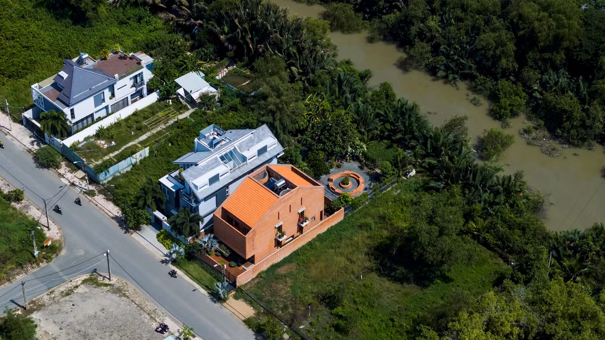 Nhà Bè House được quy hoạch trong khu dân cư mới có mật độ thấp ở ven đô. Trong khu dân cư có một con rạch dừa chạy ngang, nên vi khí hậu nơi đây càng thêm mát mẻ, dễ chịu, nhất là những ngày hè oi bức.