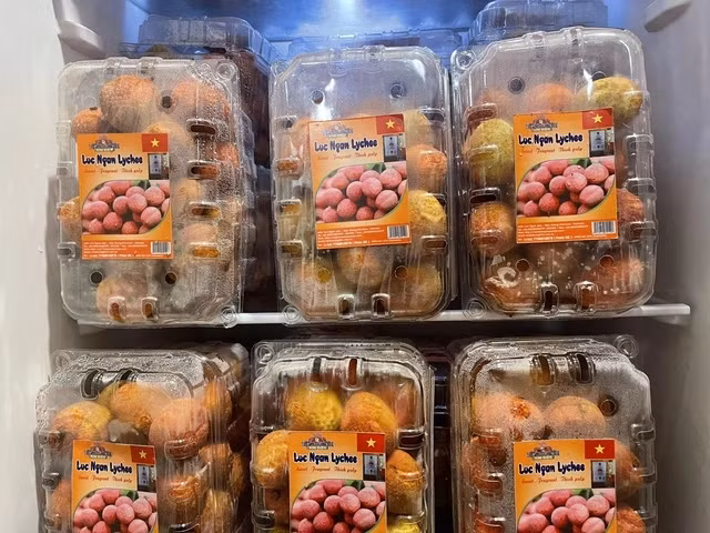 Năm 2023, vải Việt Nam có giá bán khá cao tại Anh (15 bảng/kg, tương đương 435.000 đồng). Ảnh: TTXVN