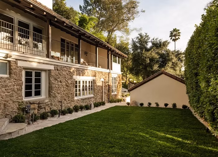 Sân sau trải cỏ chuẩn bị làm hồ bơi. Nguồn ảnh: Robbreport, Mansionglobal