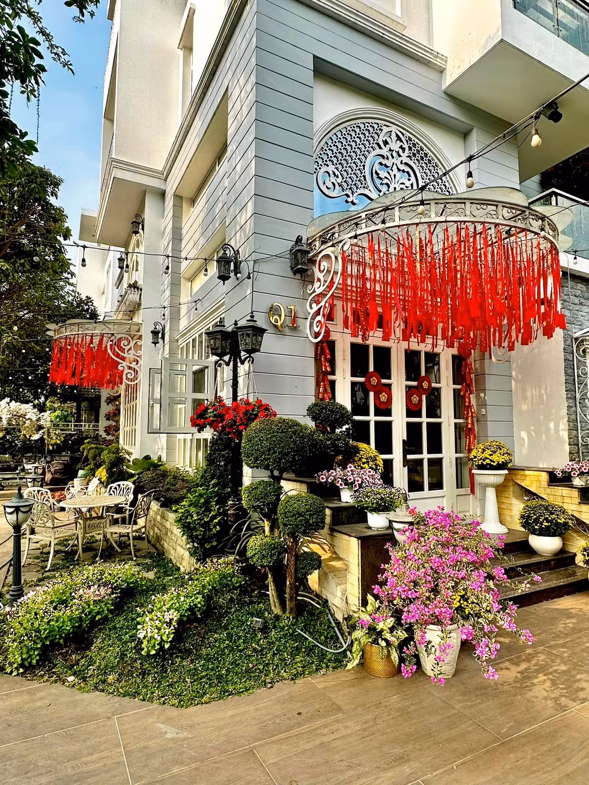 Căn biệt thự của Thúy Hạnh - Minh Khang rực rỡ sắc xuân.
