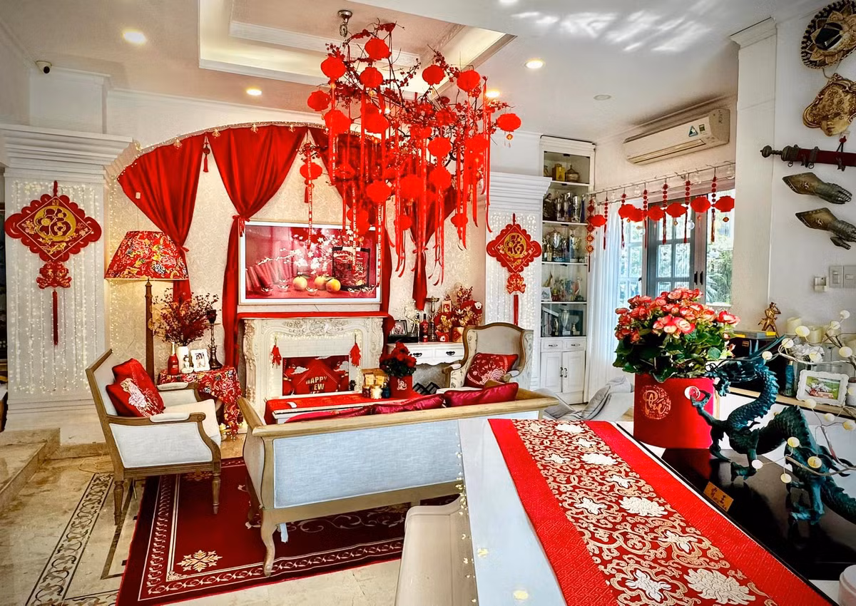 Cả không gian phòng khách như bừng sáng với sắc đỏ.